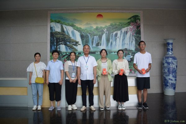 公司舉行“錢怡松助學金”發放儀式